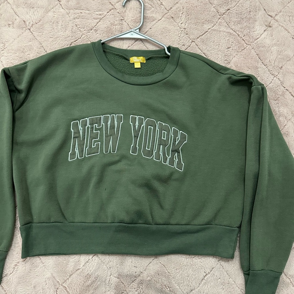 hey babes selling this cute cropped hoodie ! Don’t miss out